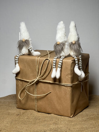 Små julgonker i par, med hängande ben med vit lurvig luva