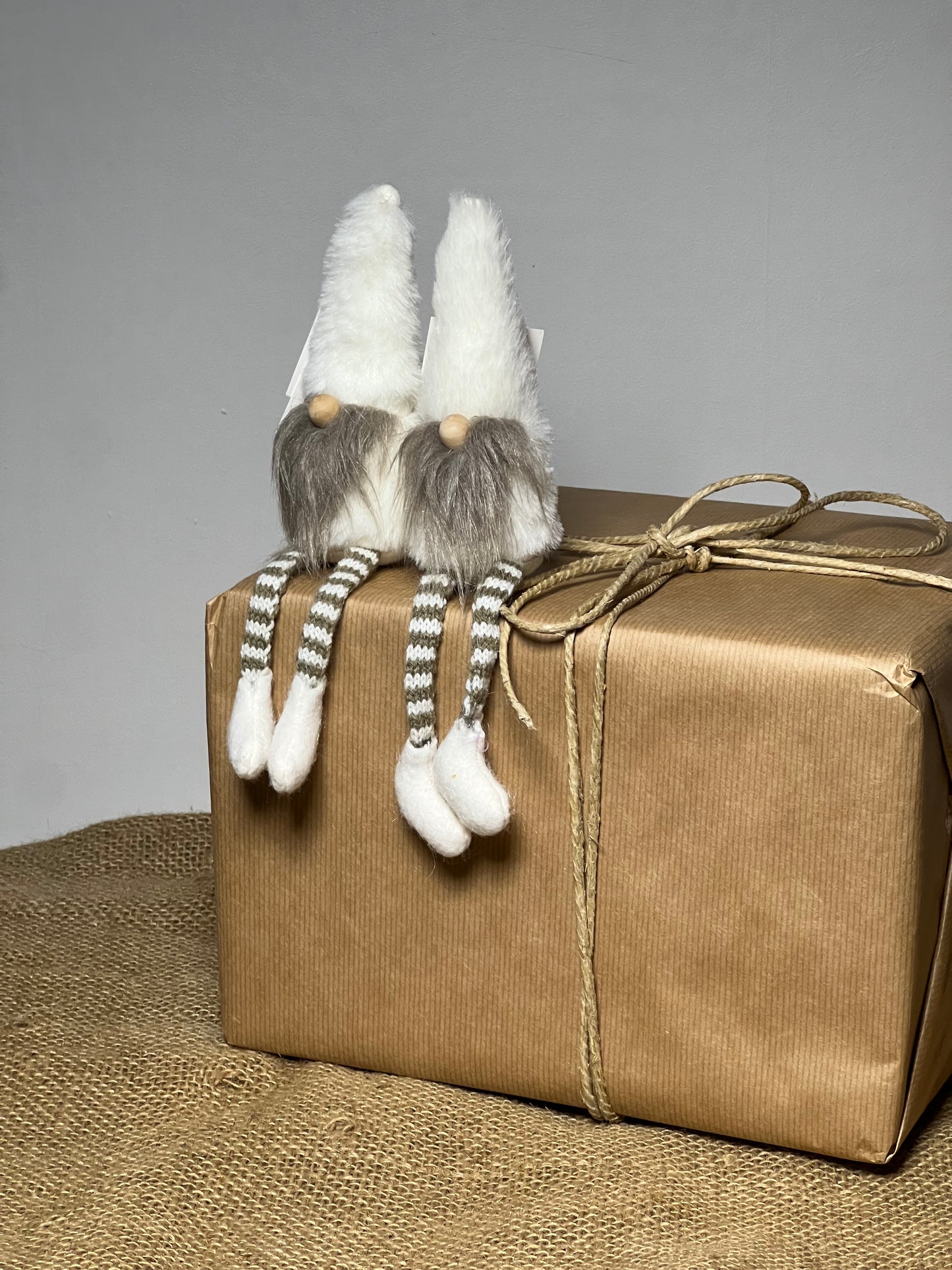 Små julgonker i par, med hängande ben med vit lurvig luva