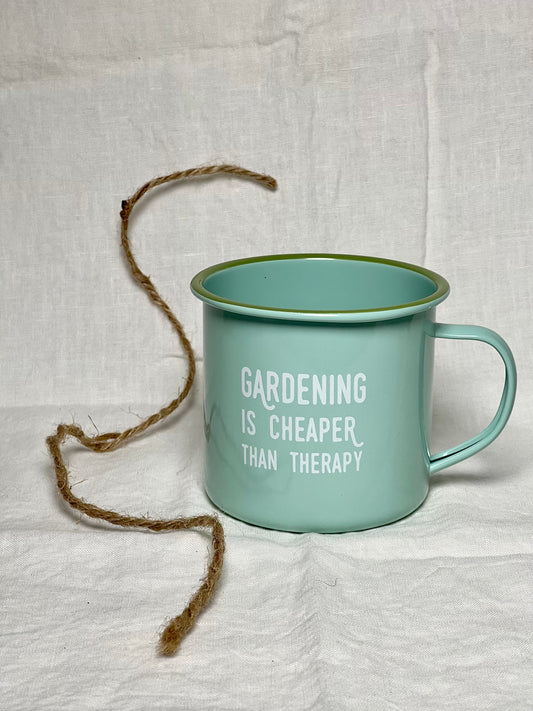 Emaljerad mugg "Gardening is cheaper than therapy"